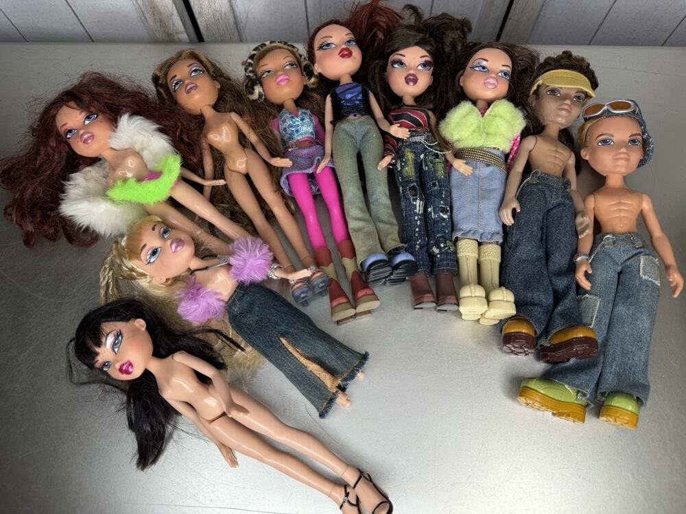 Vintage Y2K Bratz Dolls Lot Of 10 W/ Outfits & Accessory Lot Incl. Purses Hats